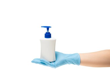 Mavi renkli koruyucu lastik eldivenli kadın elleri bakterilere karşı savaşmak için bir şişe plastik antiseptik tutuyor. Beyaz arkaplanda izole et.