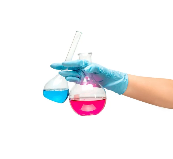 液体が赤青のワクチン 薬の開発である安全な青ゴム手袋中の薬の女性の手 白い背景に隔離された — ストック写真