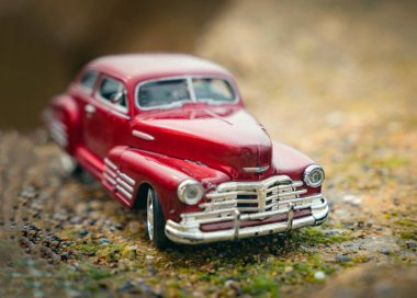 Odessa, Ukrayna - 03 Mayıs 2020 Deniz kenarındaki Red Chevrolet Vintage modeli, yumuşak odaklı. Zarif vücut hatları olan 50 'lerin klasik modeli..