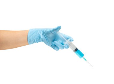 Sıvı aşısı olan bir şırınganın mavi olduğu güvenli, lastik eldivenli bir sıhhiyenin kadın eli, hastalığın tedavisi. Beyaz arkaplanda izole et.