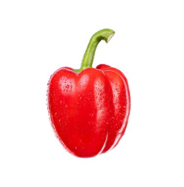 Beyaz arka planda su damlaları olan kırmızı biberli sebze dolmalığı izole edilmiş. Doğal sağlıklı yiyecekler, vejetaryen yiyecekler..