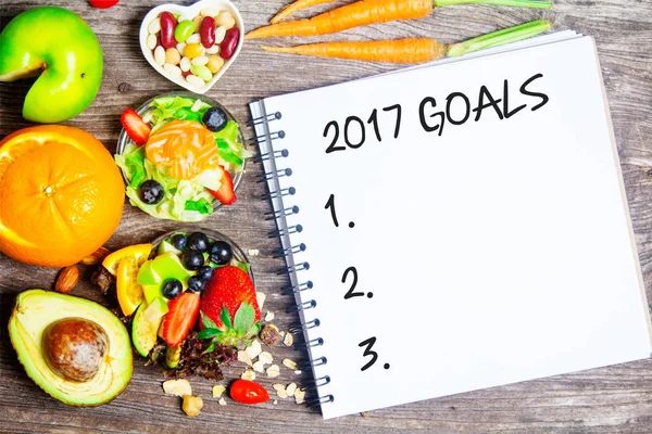 用笔记本、 水果和蔬菜的顶部查看 2017年目标列表 — 图库照片