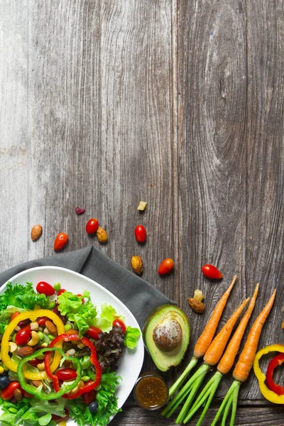 Salada com legumes frescos, Vista superior — Fotografia de Stock