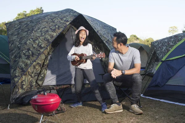 Père et fille au camping jouant ukulele — Photo