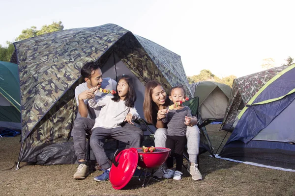 Barbecue et famille en camping dans la nature — Photo