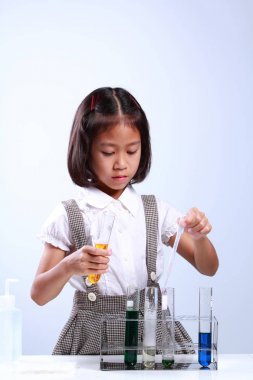 Test tüpleriyle çalışan öğrenci 