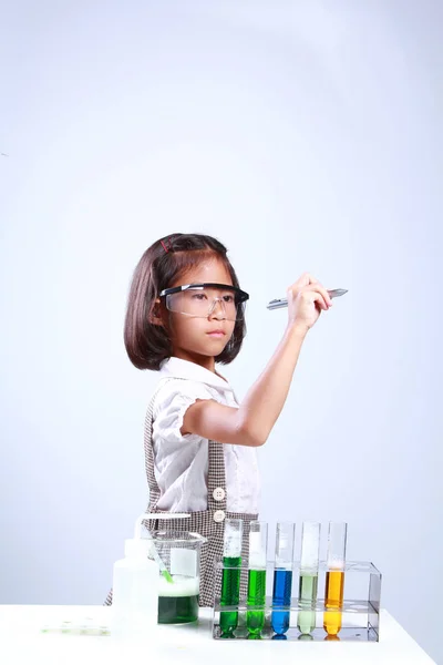 Estudiante que trabaja en clase de química . — Foto de Stock