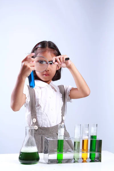 Estudiante trabajando con tubos de ensayo — Foto de Stock