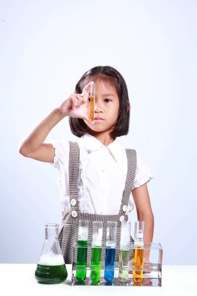 Estudiante trabajando con tubos de ensayo — Foto de Stock