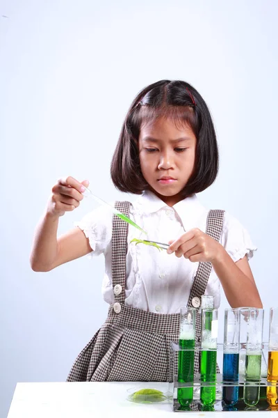 Estudante que trabalha com tubos de ensaio — Fotografia de Stock