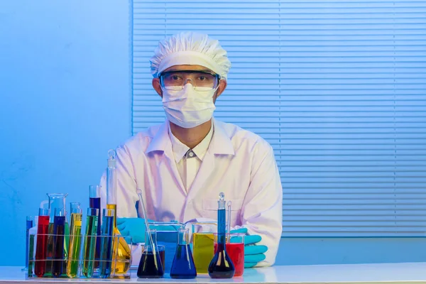 Man scientist in laboratory — Stock Photo, Image