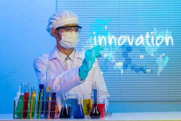 Homem cientista segurando desenho caneta para o trabalho de design — Fotografia de Stock