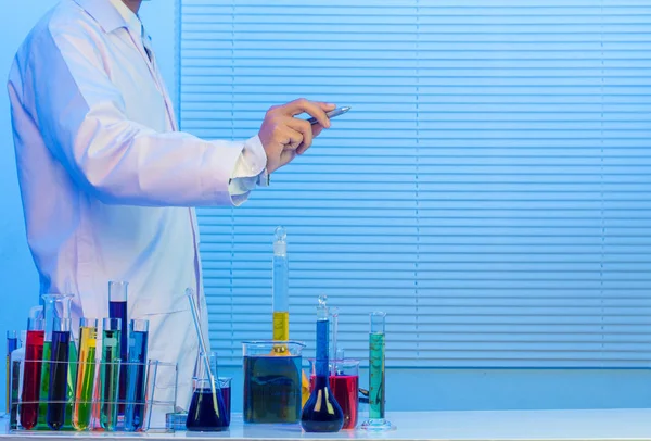 Científico mano con pluma y examinar muestras — Foto de Stock