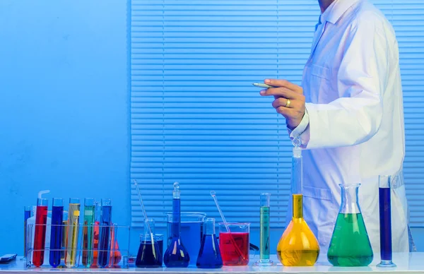 Mão cientista com caneta e examinar amostras — Fotografia de Stock