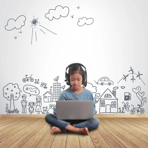 Little girl sitting on the floor with using laptop with creative drawing environment — Stock Photo, Image