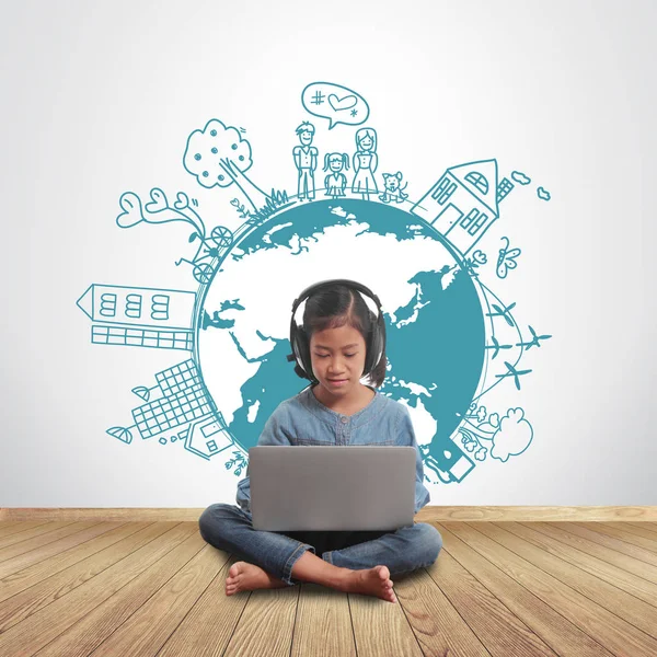 Little girl sitting on the floor with using laptop computer with creative drawing environment — Stock Photo, Image