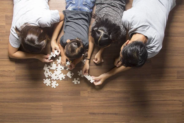 Família resolver problema quebra-cabeça — Fotografia de Stock