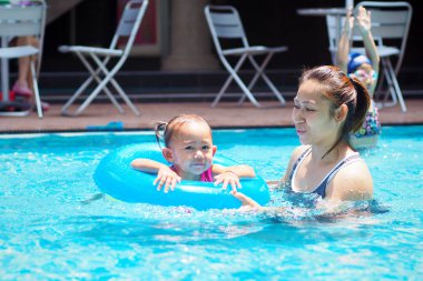 Yüzmeyi öğretim çocuk anne