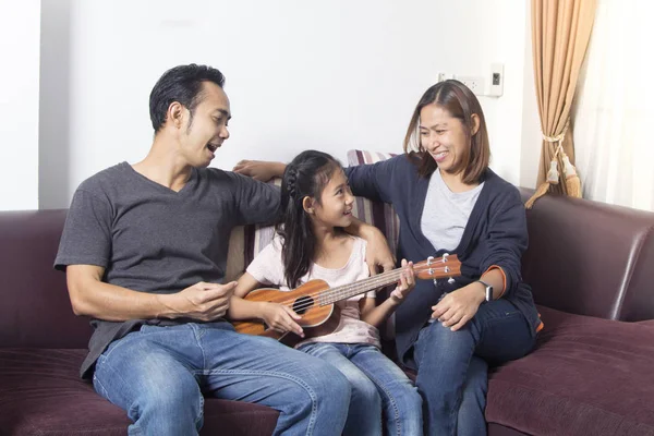 Rodinná výuka dcera hrají na ukulele — Stock fotografie