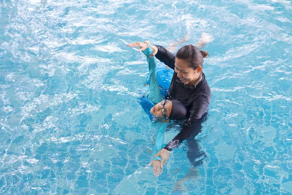 Petite fille apprendre à nager avec entraîneur — Photo