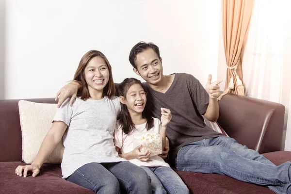 Rodina sledování televize společně doma — Stock fotografie