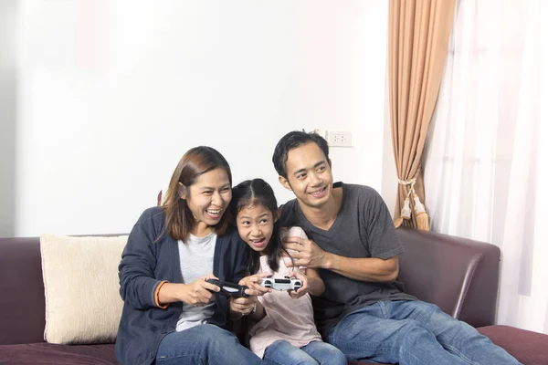 Familia jugando videojuego en casa — Foto de Stock