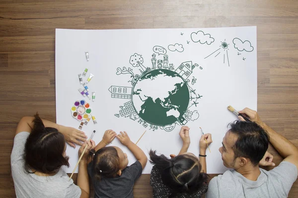 Mutlu aile evde yaratıcı çizim ortamı ile