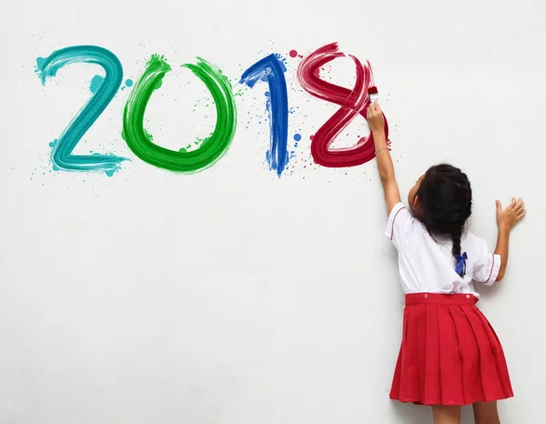 Dziewczynka gospodarstwa farby pędzla obraz szczęśliwy Nowy Rok 2018 — Zdjęcie stockowe