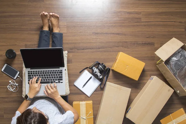 Vista dall'alto delle donne che lavorano computer portatile da casa — Foto Stock