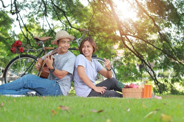 Attrayant asiatique couple sortir ensemble dans le parc — Photo