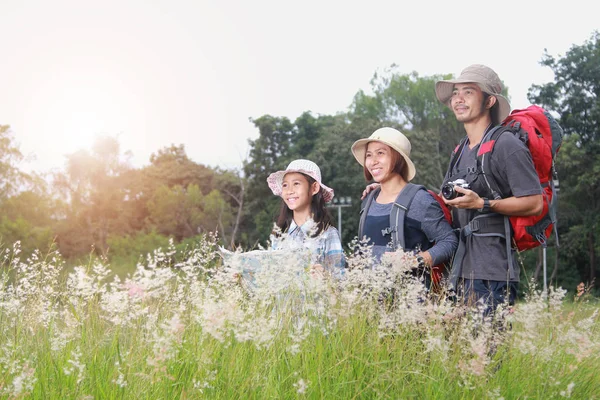 Feliz asiático família de pé perto do prado — Fotografia de Stock