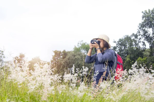 女性バックパック旅行写真 — ストック写真