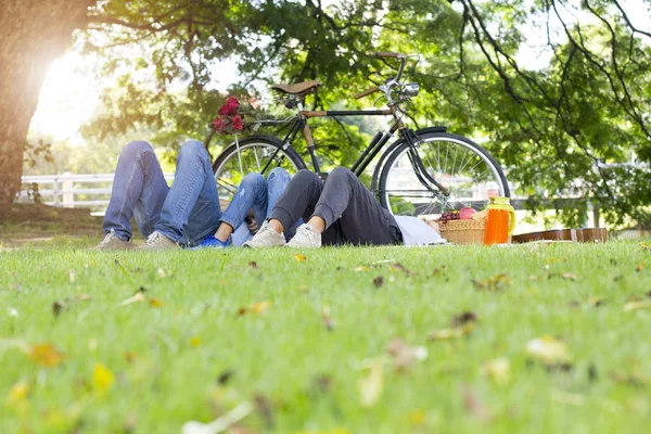 Feliz piquenique familiar deitado no jardim juntos relaxamento — Fotografia de Stock