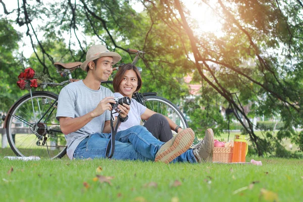 Atraente casal asiático namoro no parque — Fotografia de Stock