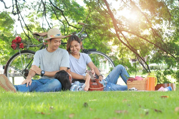 Gelukkig Aziatische familie picknick in het park saamhorigheid ontspanning — Stockfoto