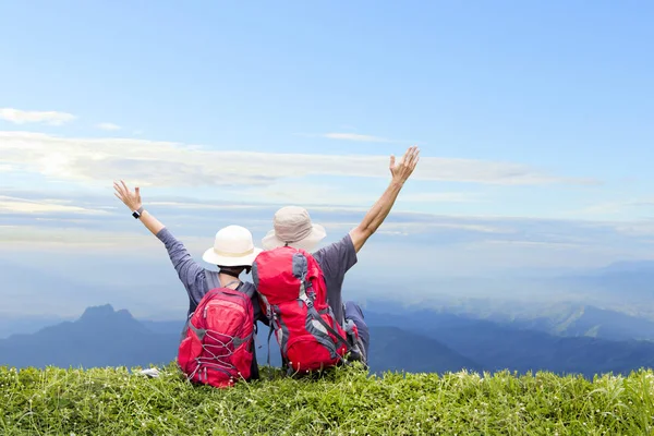 Mochila casal viajar relaxante no topo de uma montanha e desfrutar — Fotografia de Stock