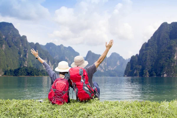 Couple backpack travel relaxing of mountain and enjoying — Stock Photo, Image