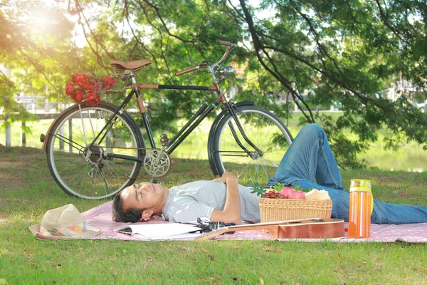 Uomini che riposano in un giardino — Foto Stock