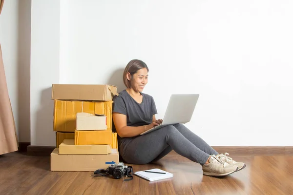 Жінки працюють ноутбук з дому на дерев'яній підлозі з позою — стокове фото