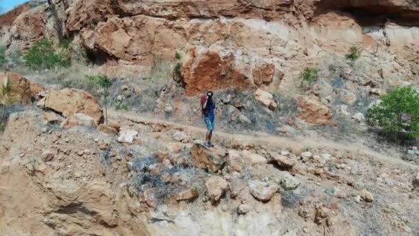 Hombre Viajero Con Cámara Fotográfica Mochila Senderismo Aire Libre Viajes — Vídeos de Stock