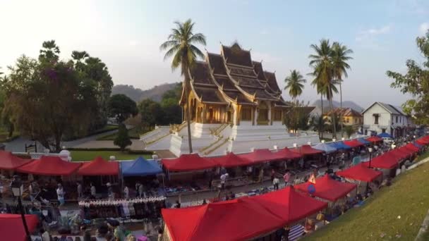 Луанг Прабанг Лаос Март 2018 Ночной Рынок Сувениров Перед Национальным — стоковое видео