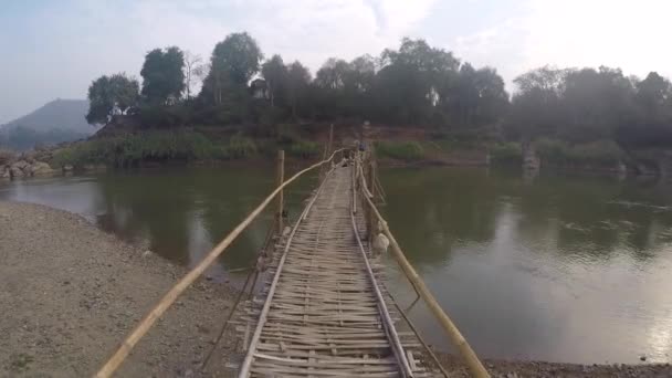 Luang Prabang Laos Marzo 2018 Turistas Cruzan Viejo Puente Bambú — Vídeos de Stock