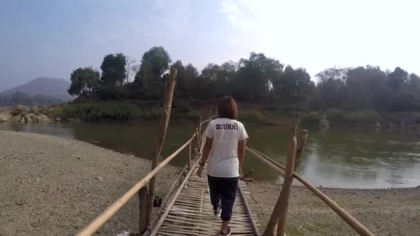 Luang Prabang Laos Mars 2018 Turister Passerar Gammal Handgjorda Bambu — Stockvideo