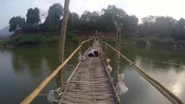 Луанг Прабанг Лаос Березня 2018 Туристів Перетину Старі Ручної Бамбука — стокове відео