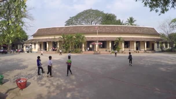 Luang Prabang Laos Marzo 2018 Los Estudiantes Juegan Patio Recreo — Vídeo de stock