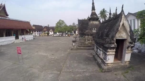 Luang Prabang Laos Marzo 2018 Wat Mai Suwannaphumaham Templo Budista — Vídeo de stock