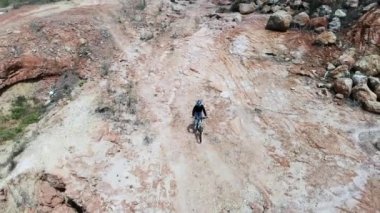 Kadın binicilik dağ Bisiklet Dağ parkta dron üstten görünüm vurdu.