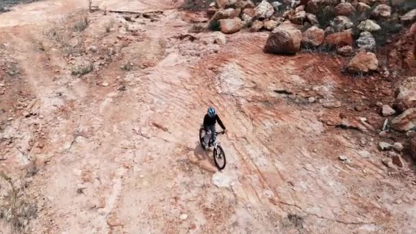 Kobieta Jazdy Rowerze Górskim Parku Górskiego Drone Strzał Widok Góry — Wideo stockowe