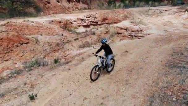 Woman Riding Mountain Bicycle Mountain Park Drone Shot Top View — Stock Video