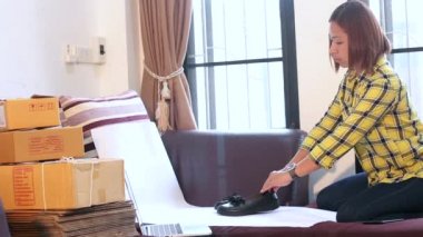 Online fikirler kavramı satış, çalışan kadınlar evden posta parsel ile cep telefonu ile fotoğraf çekmek